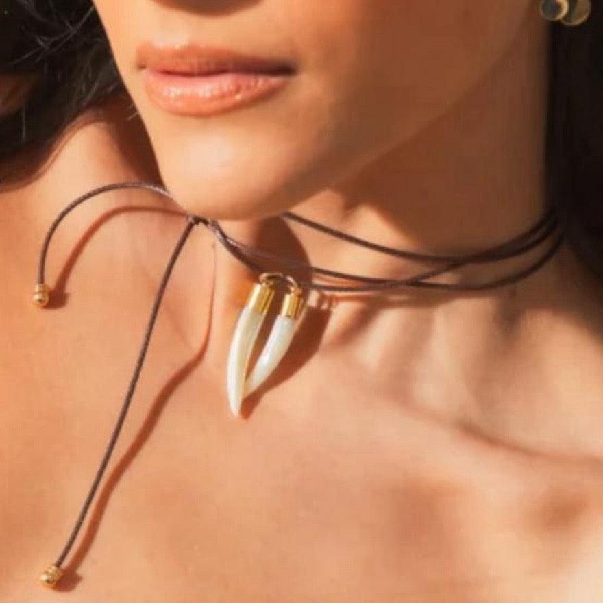Colar Fio Couro Com Pingentes de dentes