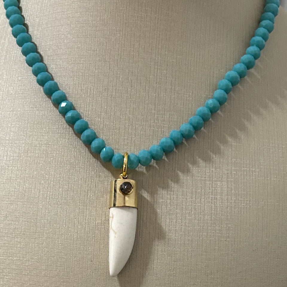 Colar Pedras Azul com Dente de sabre e Pedras