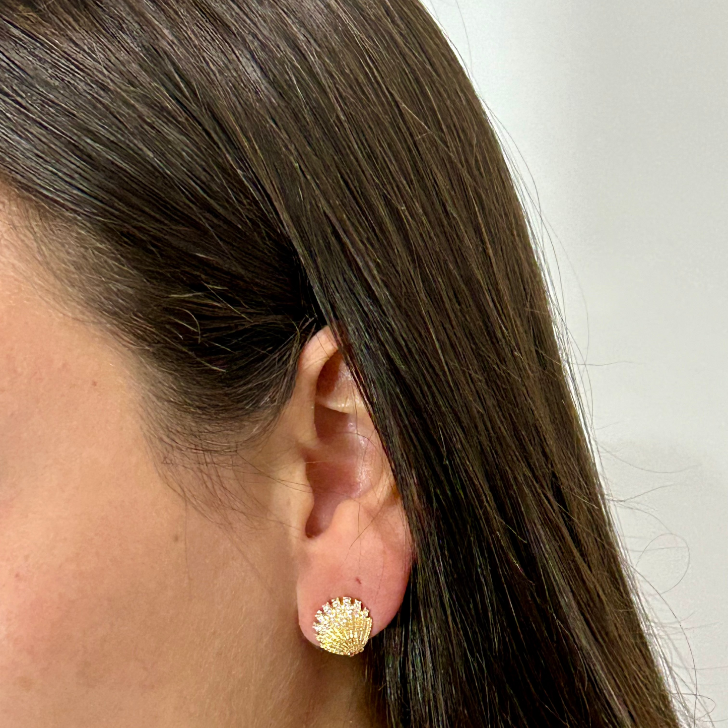 Brinco Concha Pequeno  Dourado Com Micro Zircônias