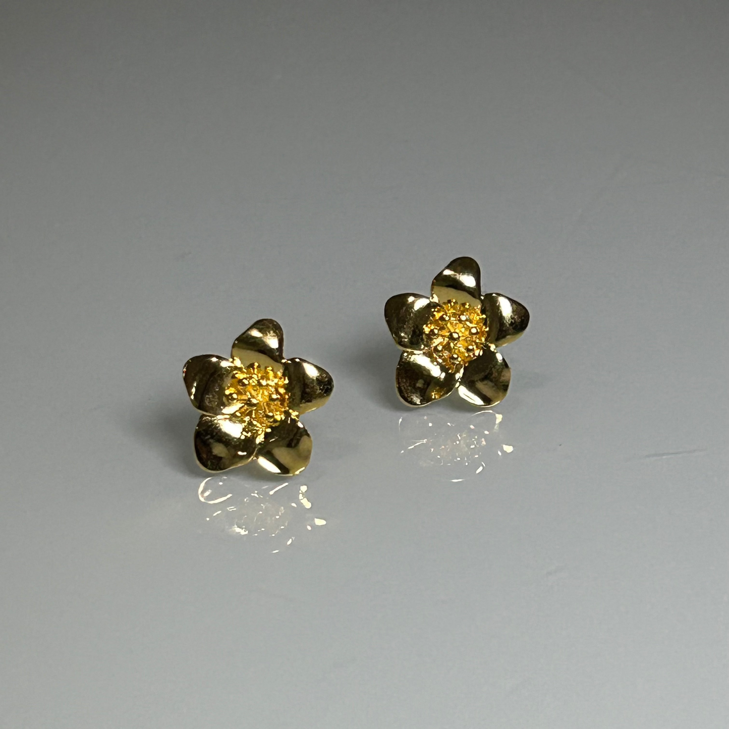 Brinco Flor Margarida Dourado  Pequeno Folheado