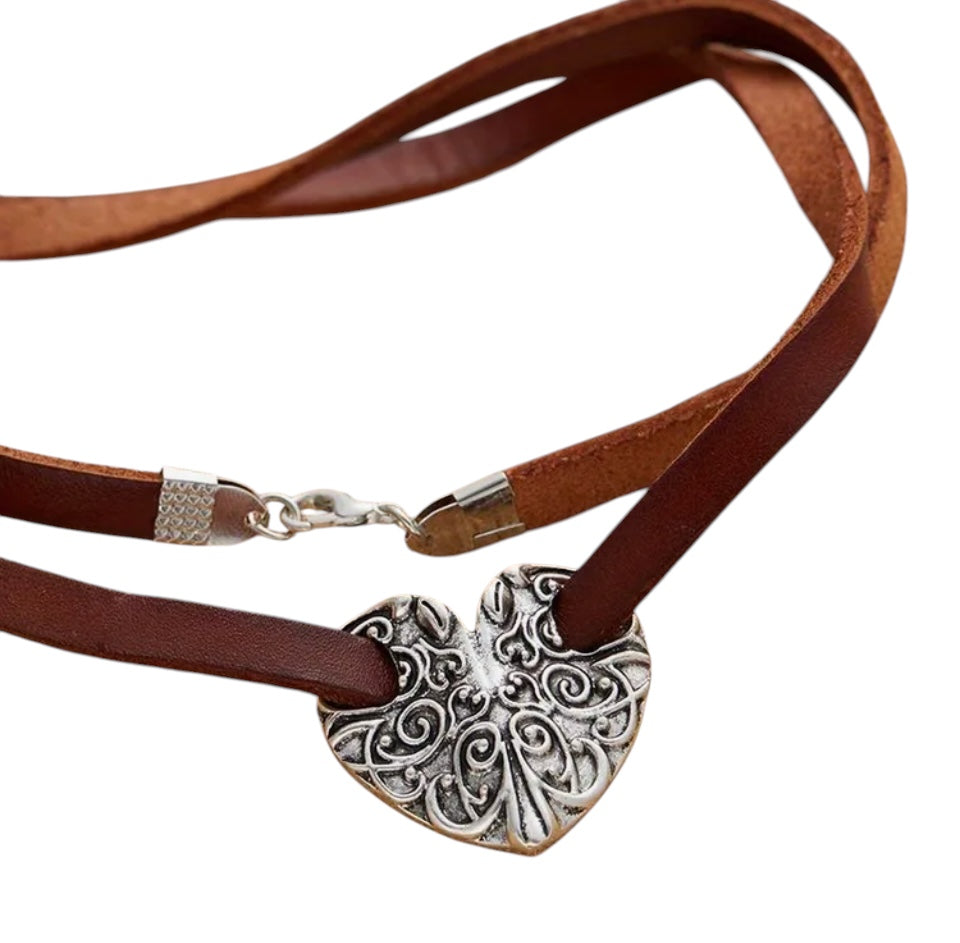 Colar Chocker Couro com Pingente Coração Prateado