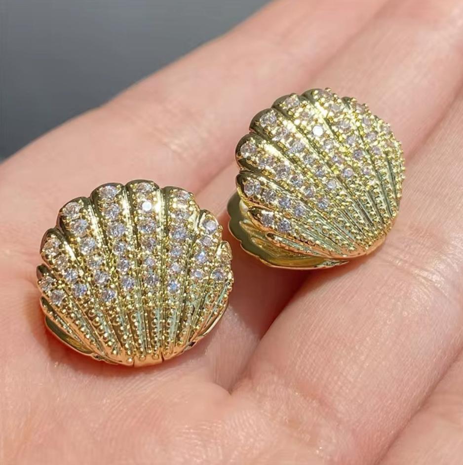 Brinco Concha Pequeno  Dourado Com Micro Zircônias