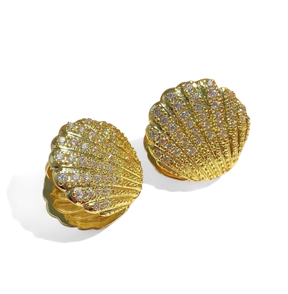 Brinco Concha Pequeno  Dourado Com Micro Zircônias