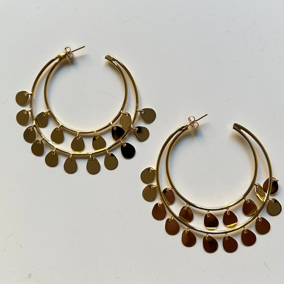 Brinco  Argola Fino Meia Lua Duas Camadas com Plaquinhas