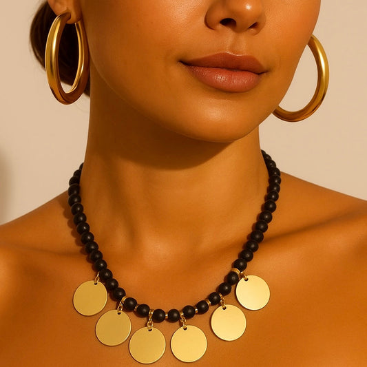 Colar Miçangas Pretas e  Turquesa com Placas Dourada