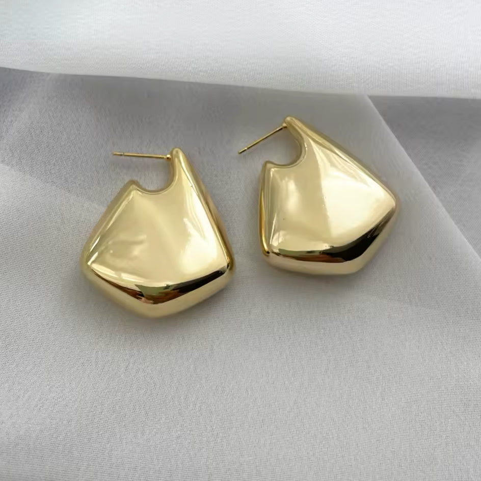 Brinco Argola Irregular Liso Dourado