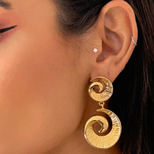 Brinco Espiral Trabalhada  Dourado Folheado